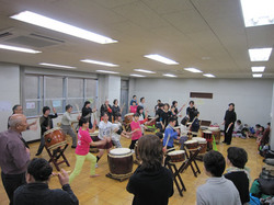 約8時間をかけて到着して間もなく協演のリハーサルを行う