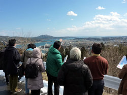 市内の山頂から気仙沼湾を見下ろす