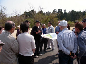アドバイザーの解説に耳を傾ける住民