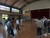 講師に振り付けを教わる参加者