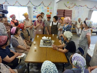 栄養士会による説明に聞き入る参加者