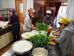 お味噌汁の準備中。野菜もすごい量です