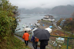 港に面した鶴ヶ浦地区。坂道が多くあります。