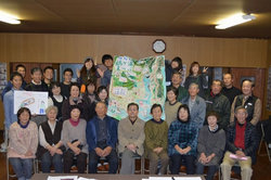  最後に住民の皆さん、案内人の方、参加者みんなでぱしゃり。