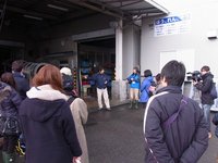 ワカメの塩蔵処理を行っている水産加工場を見学しました