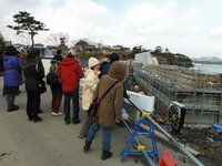 防波堤の建設現場では、防波堤の高さに圧倒されました