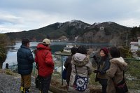 まちあるき実施中。参加者は案内人に質問を投げかけます