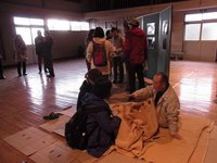 旧浦島小の体育館では避難所の様子を実際に再現しました