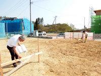 共同建設着工前の確認作業を行うアドバイザー(写真左）