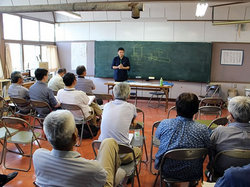 住民とアドバイザーが協議する様子
