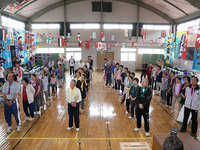 校歌斉唱を行う参加者