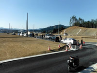 道路が舗装され、電柱が立った大浦地区高台移転団地。造成地見学会にて