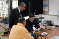 住民の個別相談に応じるアドバイザー（写真右端）