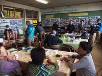 互いの近況を報告し合う住民