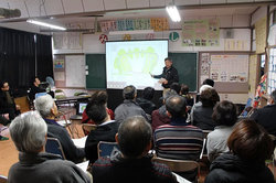 総会で図面を使って協議する様子