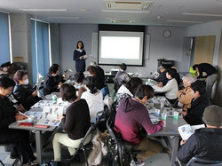 災害公営住宅やまちづくりに関する情報提供の様子
