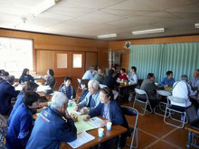 入居後のコミュニティなどについて熱心に話し合う参加者（4月24日開催のイベント）