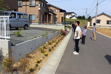 住民が思い思いに木や花を植えた「まちづくり活用ゾーン」。梶ヶ浦地区高台移転団地にて