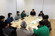 準備会メンバーの選出に向けて話し合う1号棟の住民