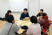 8号棟の話し合いを進行するJVCスタッフ（中央）