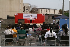 イベントで歌う相馬市のシンガーソングライター、堀下さゆりさん