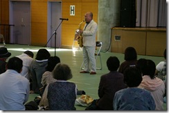 避難所で演奏する坂田明さん