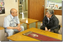 南相馬市の桜井勝延市長と話す、ＪＶＣ代表の谷山（右）
