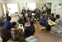初日から盛況の寺内塚合仮設住宅に開かれたサロン