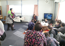 杖を片手に踊りだす人もいたサロンの開設日