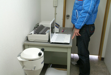 この機器で放射能を測定しています。