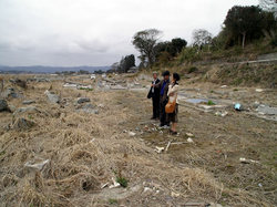 津波で流され自宅跡を訪ねるつなっぺ南相馬代表今野由喜氏（中央）と視察中の谷山博史JVC代表理事（奥）