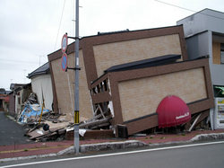 他の被災地ではもう片付けられているが、小高区では建物などが3月11日で時が止まっている