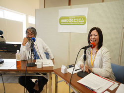 公開生放送の様子。武藤与志則さん（左）と小林由香さん（右）のトークは会場の笑みを誘っていた。