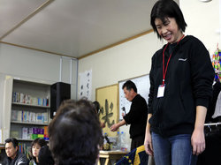 小高区で人気の輪投げ大会のお手伝いをする西町第一仮設住宅のサロン責任者、松本圭子さん