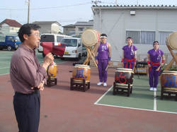 山形の酒田市から来た和太鼓集団、風の会にお礼を述べている泉さん
