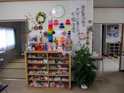 倉仮設住宅の入居者からサロンに寄贈されれた棚には、いつも折り紙の作品が飾られています。