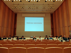 開催直前の会場のようす。この後ろに30名ほどが着席していました。
