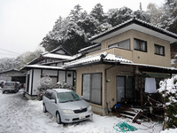 小高区耳谷地区の根本さんのお宅。根本さん宅周辺の空間線量は、0.3１マイクロシーベルトなので原町区内とあまり変わりません。