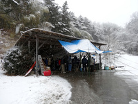雪の降る中、庭の車庫で餅つき大会。興奮で顔はぽっぽと温まるのですが、足元はしんしんと冷えました。