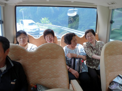 バス旅行を楽しむ参加者