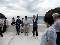 月浦のようすを説明してくれた自治会長さん（右から3人め）と参加者