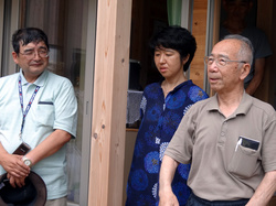 桃浦の自治会長さんからお話しを伺う今野さん（左）と貝島先生（真中）