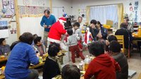 サンタさんから子どもたちにプレゼントが渡されました