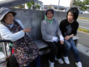 きれいに掃除された集積所端では、<br/>おしゃべりにも花が咲く。<br/>写真右がサロン管理者の松本さん