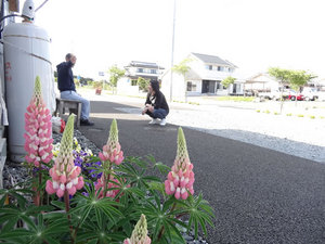「どう、調子は良くなった（写真右が松本さん）」<br/>体調を崩し、しばらく外に出てこなかった男性に<br/>優しく声をかける。