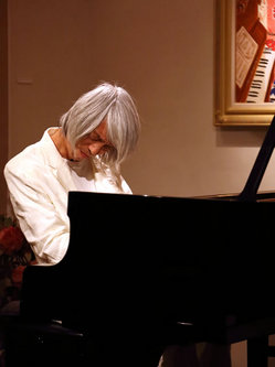 演奏するウォン・ウィンツァンさん