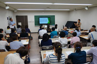 「こころのケアをしている人が悩みを抱えないようにしましょう」と参加者に語りかける筆者