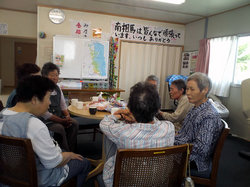 仮設住宅のサロンに通うのが日課になったち語る利用者たち