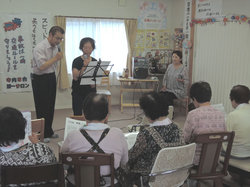 仮設住宅サロンで開かれた歌謡教室の様子。沢田貞夫さん、吉野よう子さんが親身になって歌を教えてきた。