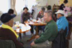 仮設住宅のサロンの様子。一日３０～４０人の住民が訪れ、ゆったりとした時間を過ごす。